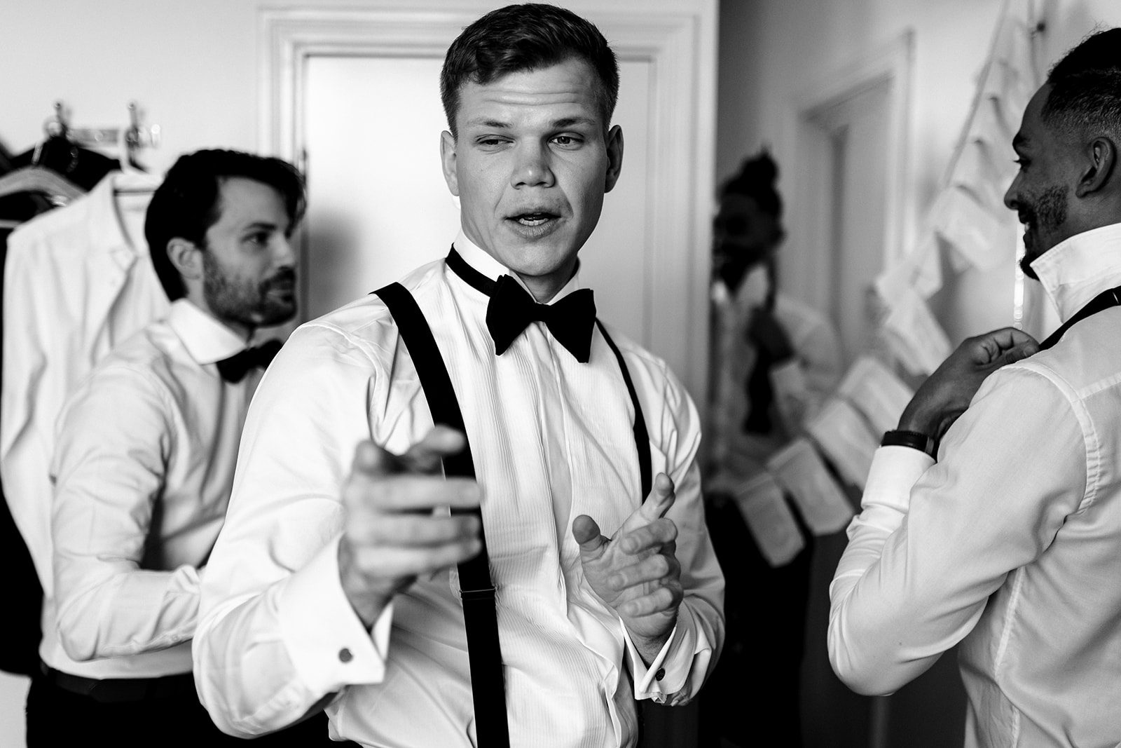 Brud förbereder sig på Grand Hôtel Mölle — fine art bröllopsfotografi i Kullabygden