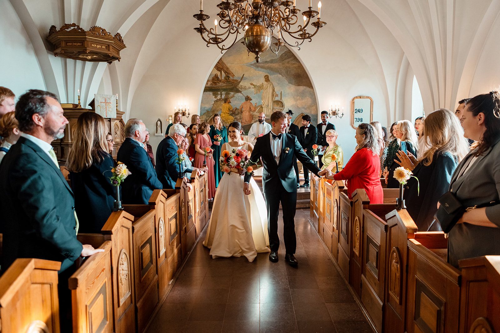 Spontant skratt under bröllopsfotografering nära Mölle, Kullabygden 2022
