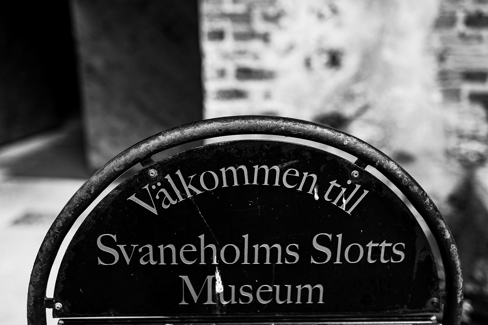 Brud i vit klänning framför Svaneholms Slotts medeltida tegelport, Skåne