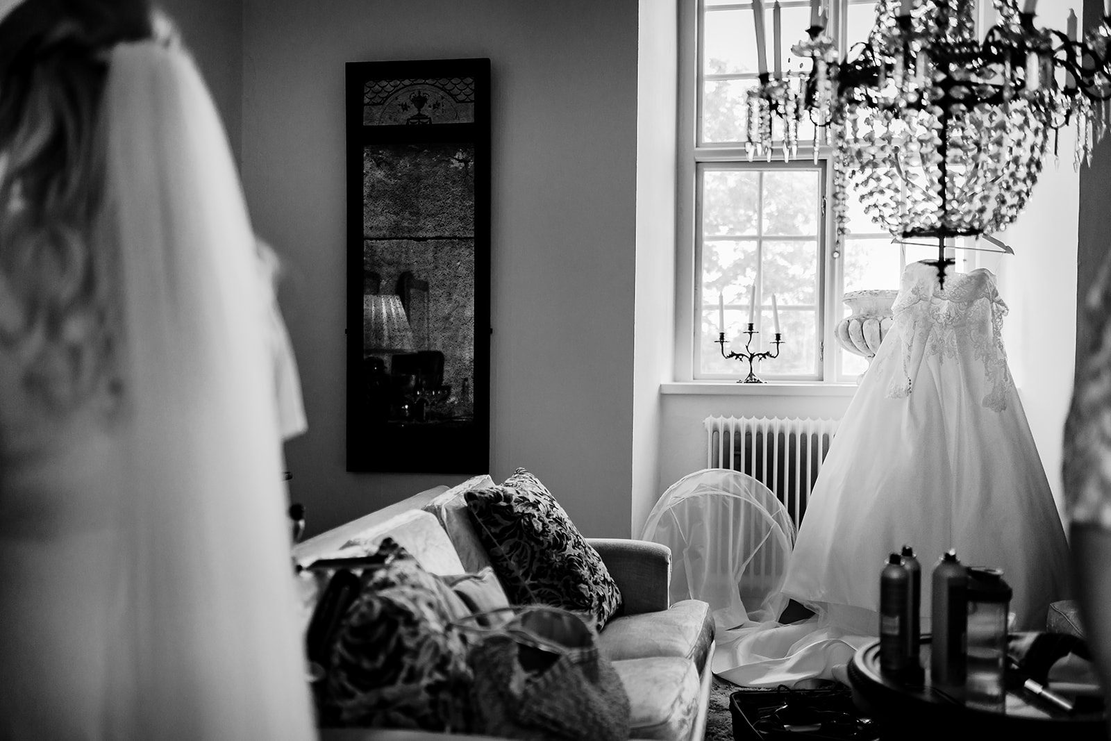 Bröllopsporträtt vid Svaneholmssjön med slottets spegling i vattnet — foto: Nader K.