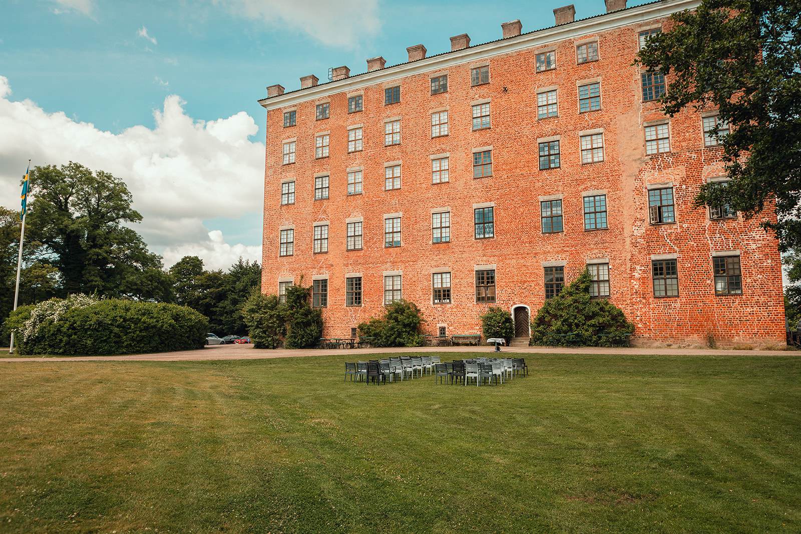 Vigselceremoni i Hassle-Bösarps kyrka nära Svaneholms Slott — Filip och Mia 2022