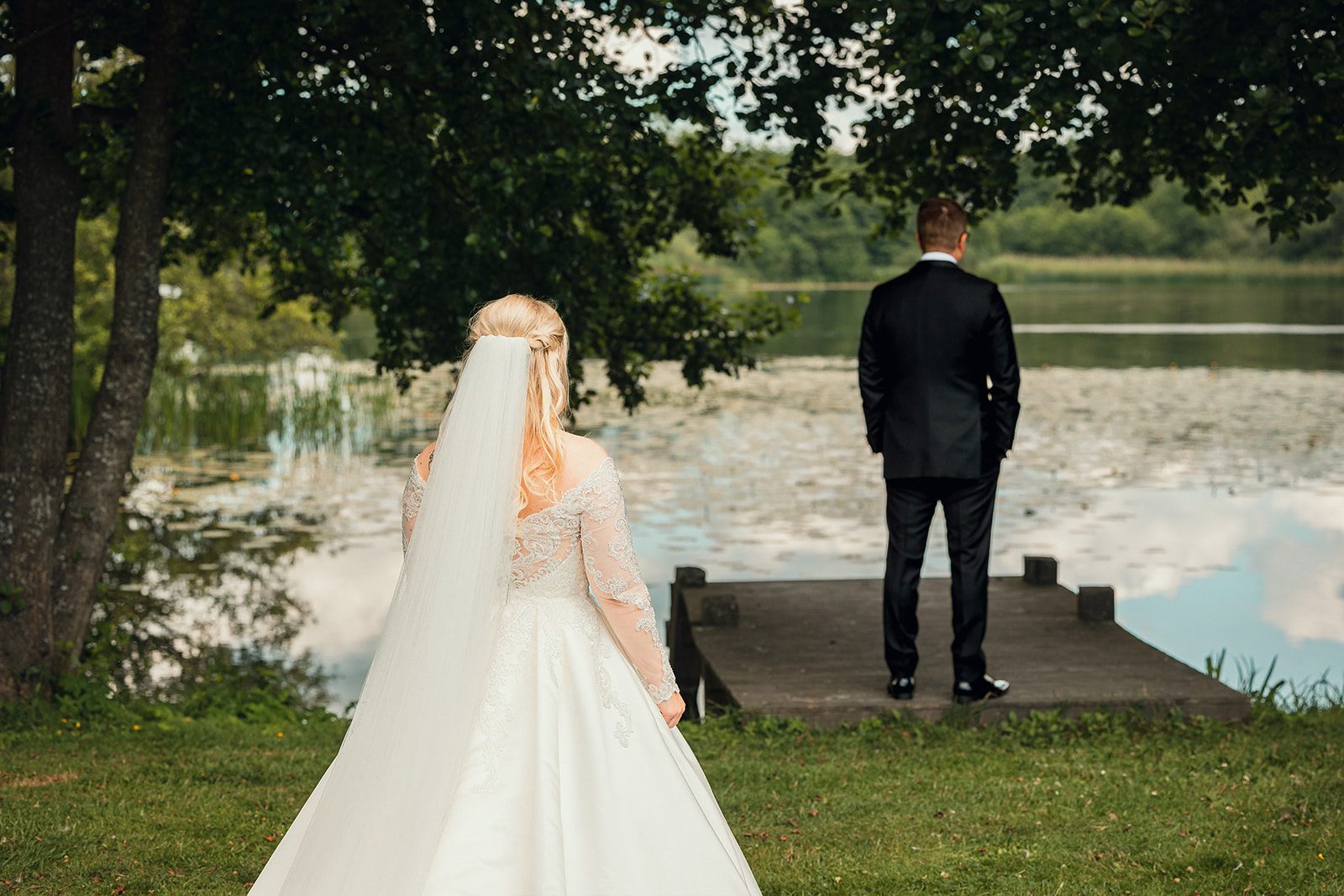 Bröllopspar i Svaneholms Slotts historiska park vid Kärleksudden