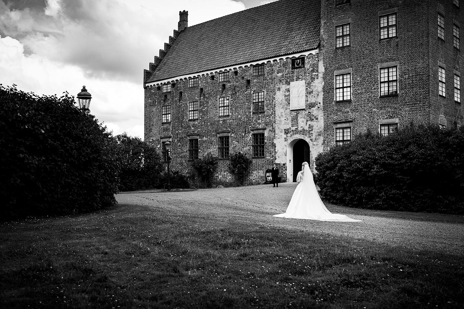 Romantisk bröllopsbild vid Svaneholmssjön i golden hour — Nader K. Photography