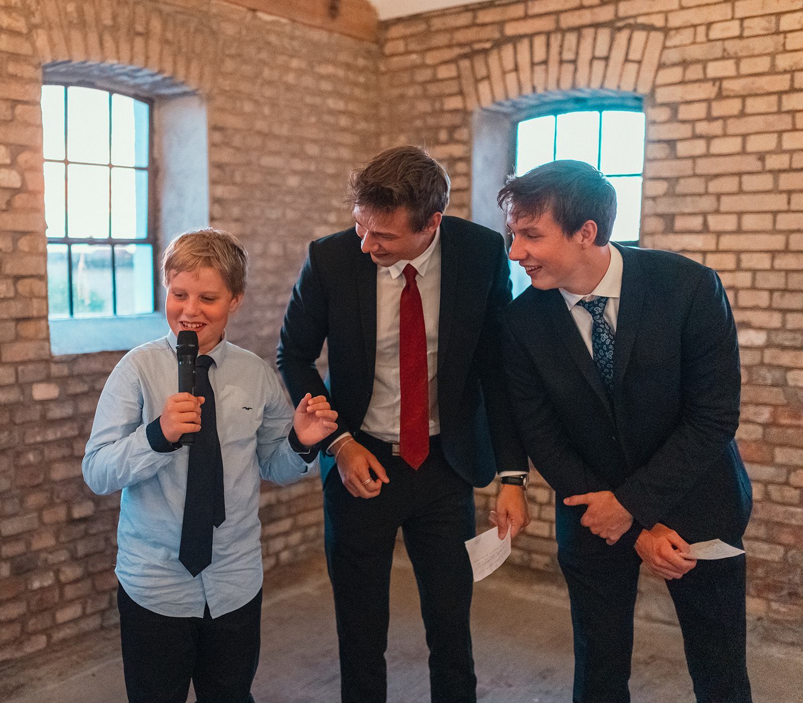 Bröllopsporträtt utomhus vid Västrahögsgårdens lantliga miljö, Skåne 2022
