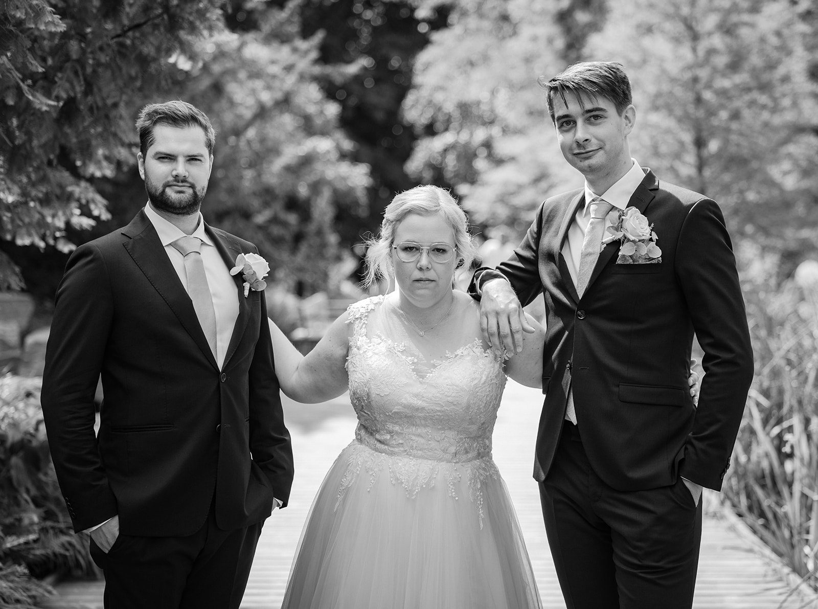 Dokumentär bröllopsbilder — spontant ögonblick under festmiddag Västrahögsgården