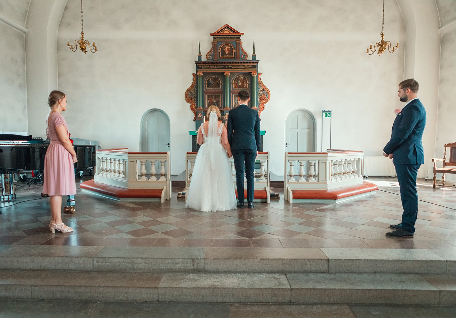 Bröllopspar dansar i Västrahögsgårdens festlokal med 5 meters takhöjd