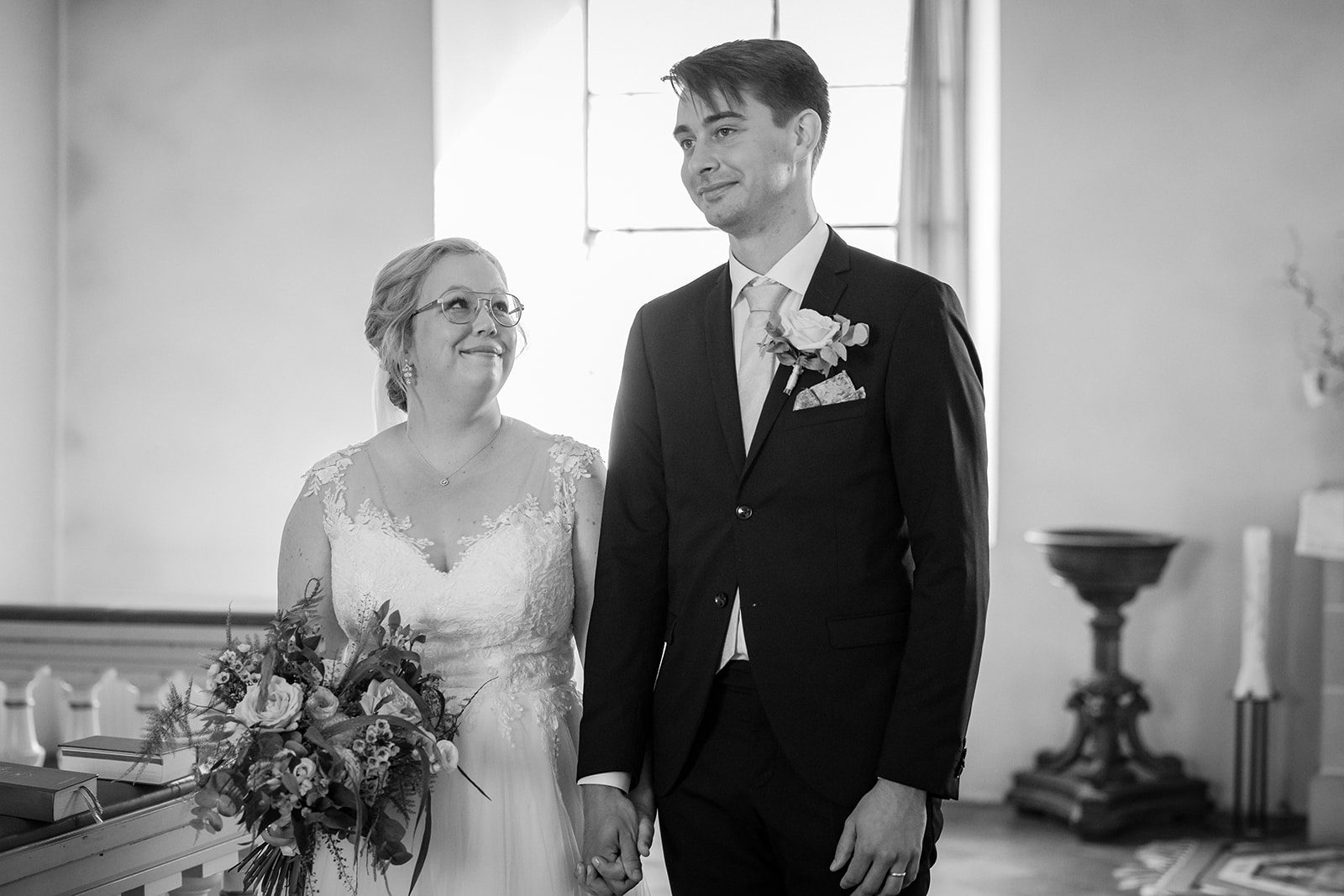 Fine art bröllopsporträtt i skånsk rapsfältslandskap — Nader K. Photography