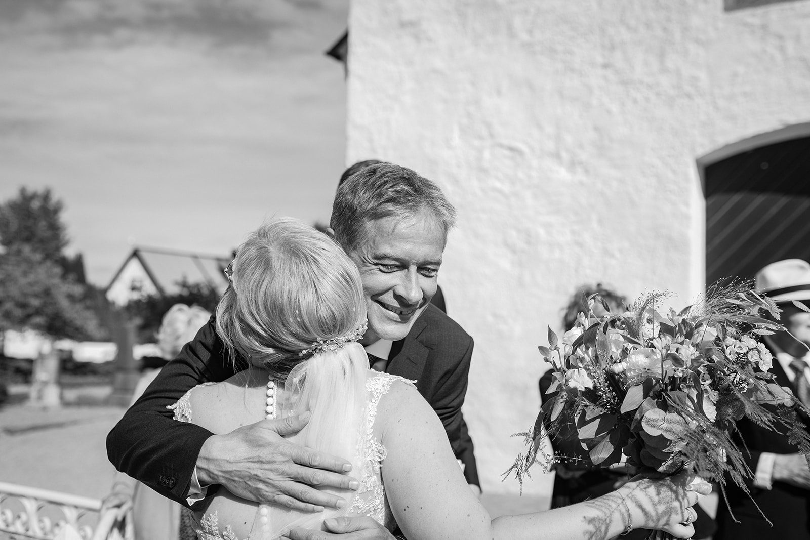 Familjebild utanför Västrahögsgårdens stall — bröllopsfotografi Skåne