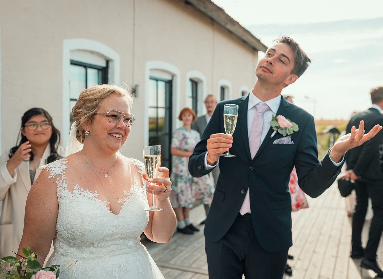Bröllopspar i sidoljus framför Västrahögsgårdens tegelvägg — foto Nader K.