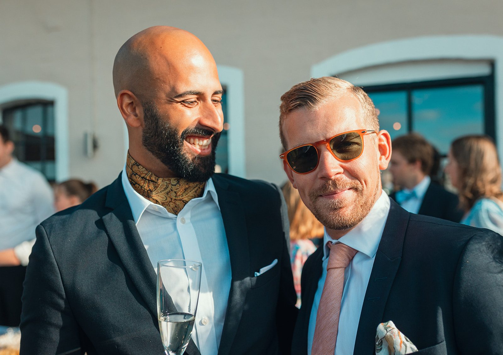 Festglädje under bröllopsdag på Västrahögsgården, Kävlinge Skåne 2022