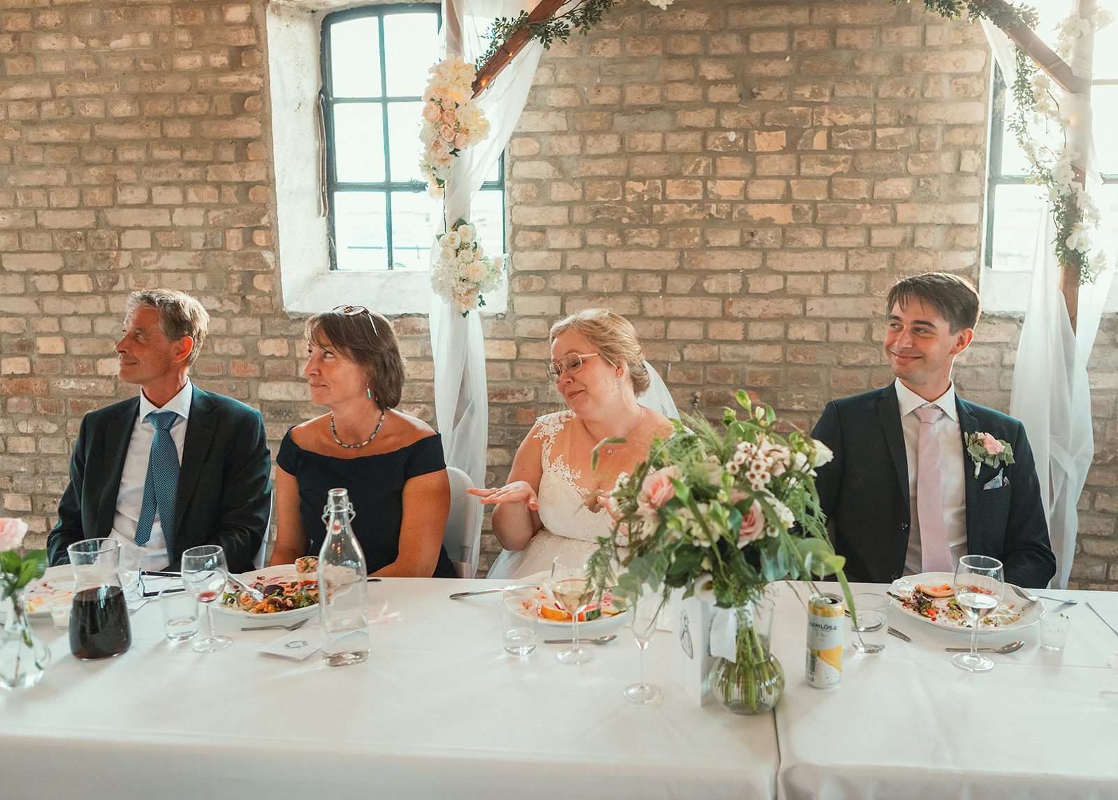 Ceremoniögonblick — vigsel i Västra Karaby kyrka, bröllopsfotograf Nader K.