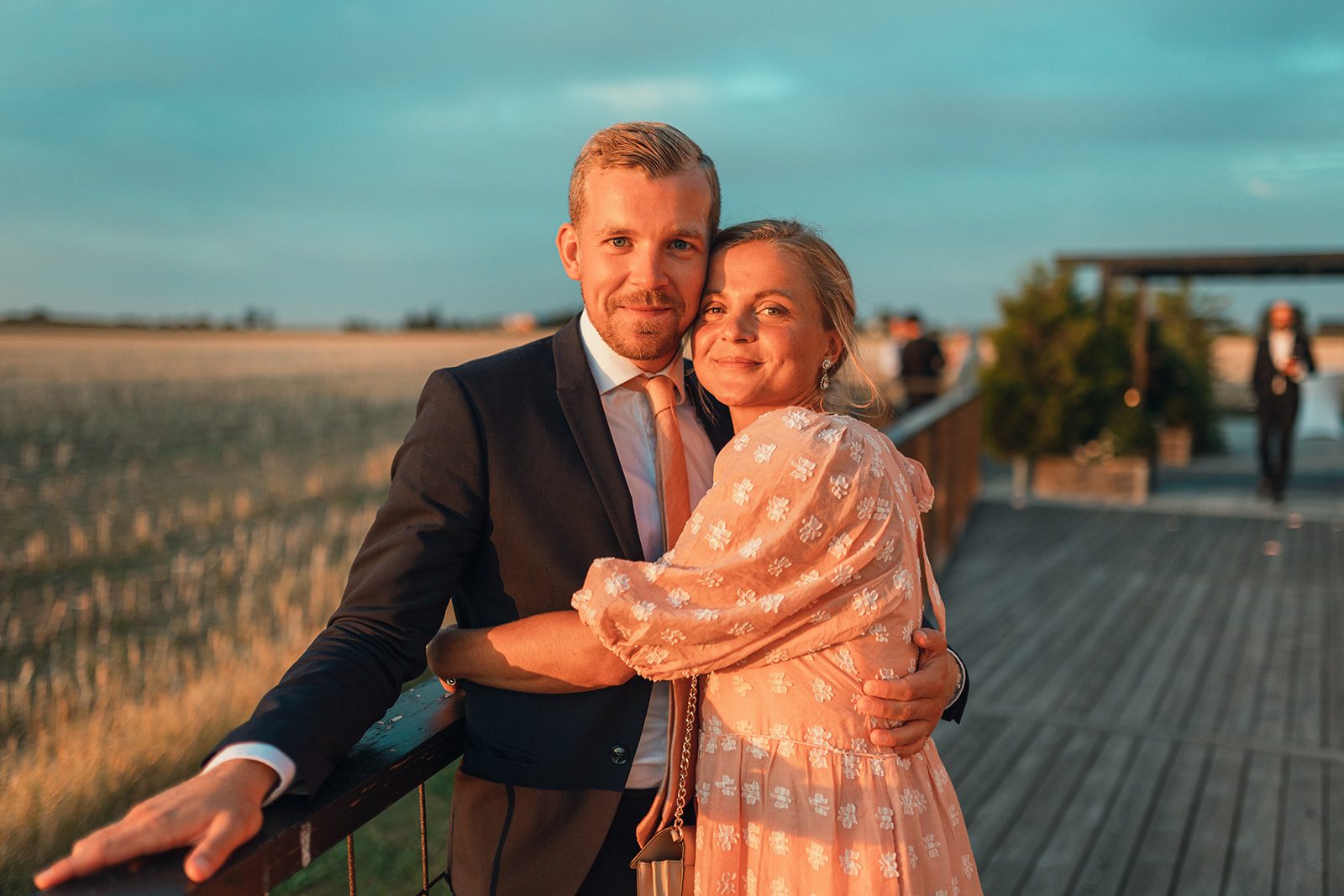 Fine art bröllopsbilder i golden hour, Västrahögsgården Kävlinge — Nader El Kadaoui
