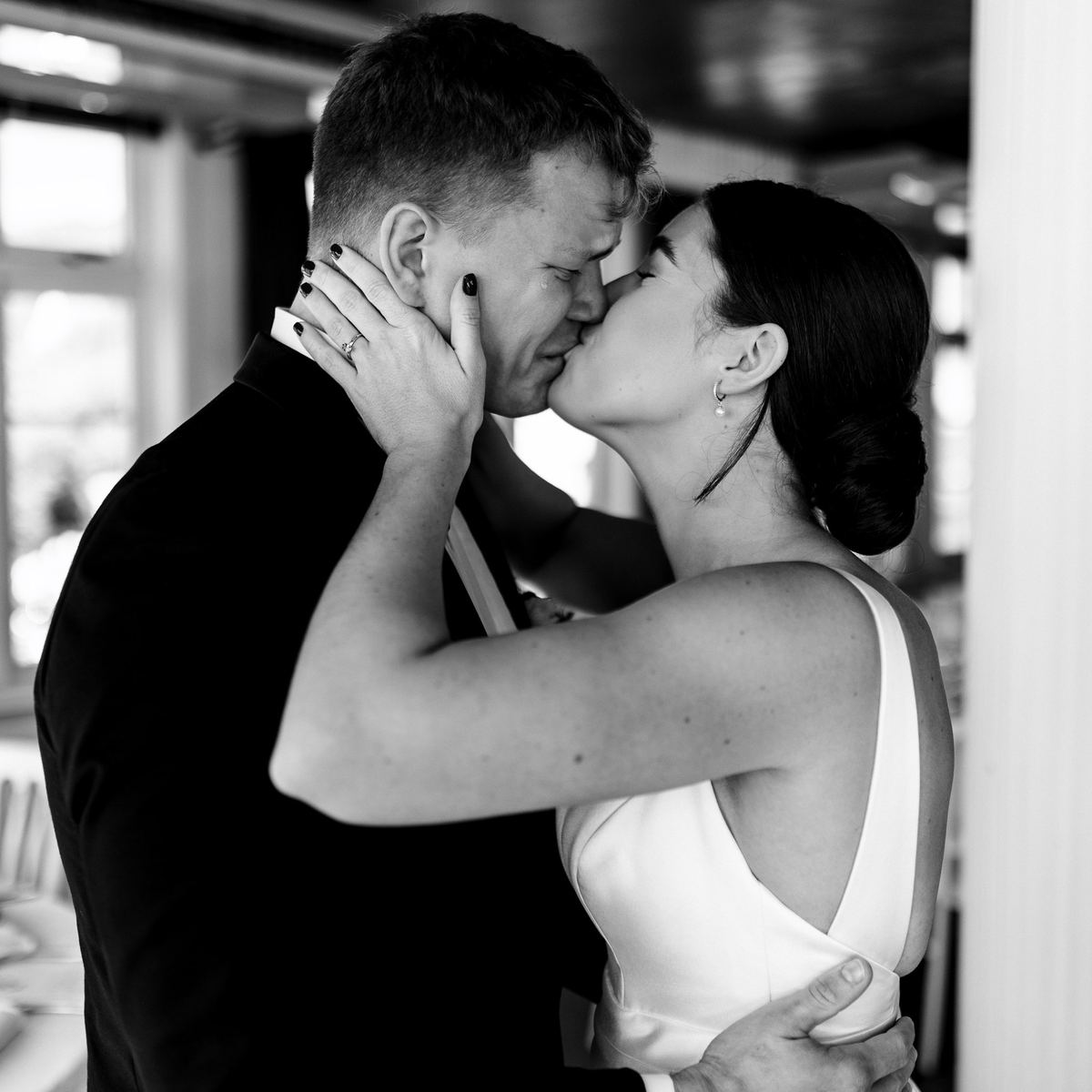 Fine art bröllopsfotografi Skåne — intimt ögonblick